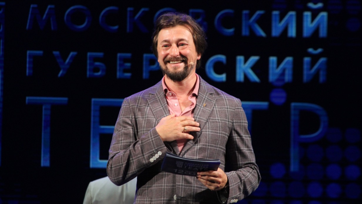 Художественный руководитель Московского Губернского театра Сергей Безруков приветствует артистов на сборе труппы перед открытием 12-го сезона