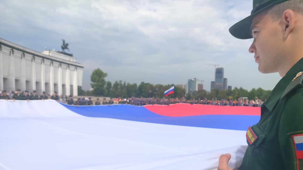 Огромный триколор развернули у Музея Победы
