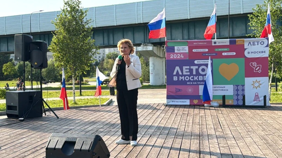 Депутаты Мосгордумы поздравили жителей ЮЗАО с Днем флага