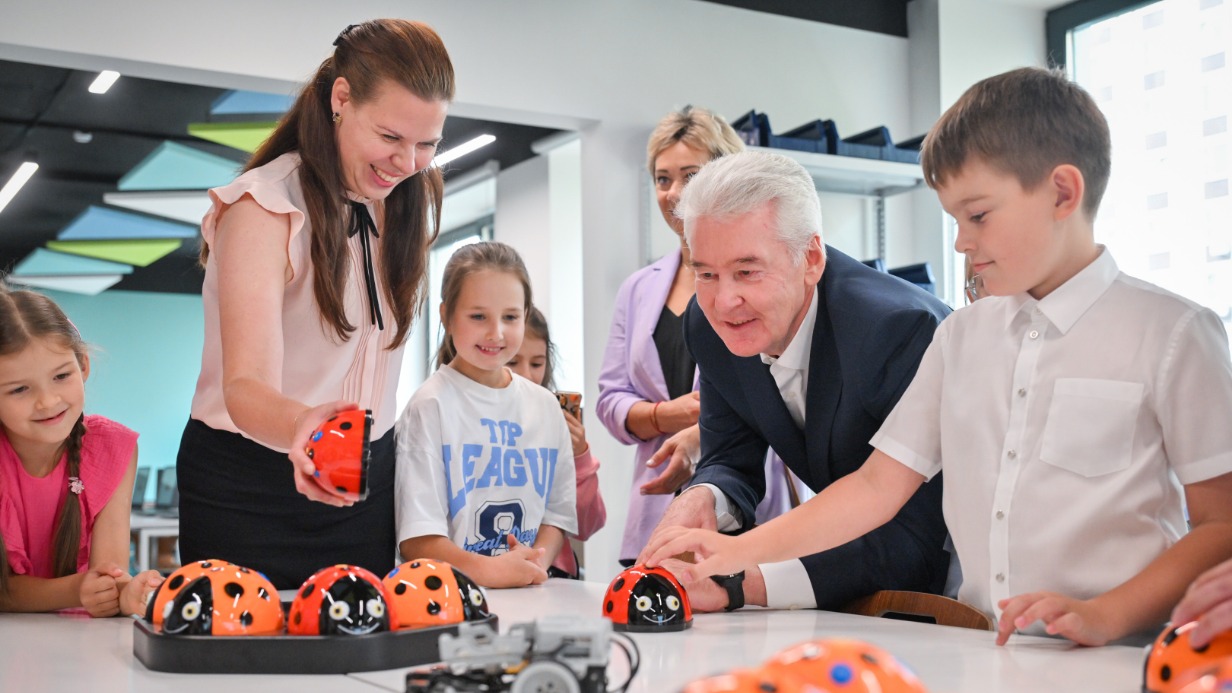 Мэр Москвы Сергей Собянин встретился с родителями школьников, ребятами и педагогами в отремонтированной школе № 1190