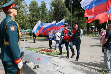 Кандидаты в депутаты Мосгордумы приняли участие в автопробегах в честь Дня государственного флага РФ