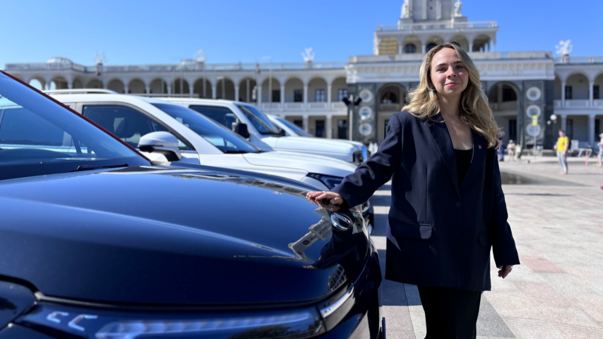 Руководитель проектов новой мобильности Департамента транспорта и развития дорожно-транспортной инфраструктуры Москвы Полина Стасюк отмечает рост числа новых автомобилей у операторов. Среди востребованных моделей в каршеринге — «Москвичи».