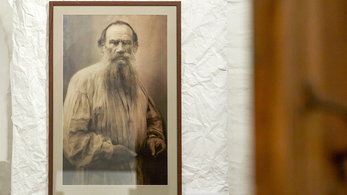 На Украине в День учителя сожгли портреты русских писателей