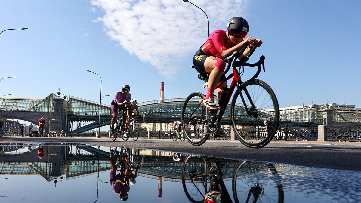 Спортивные соревнования по триатлону проходят в «Крылатских холмах»