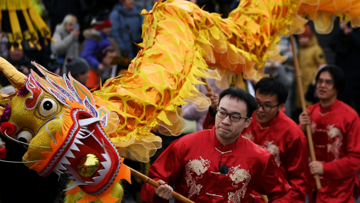 Артисты в национальных костюмах проносят 18-метрового дракона на праздновании китайского Нового года на ВДНХ