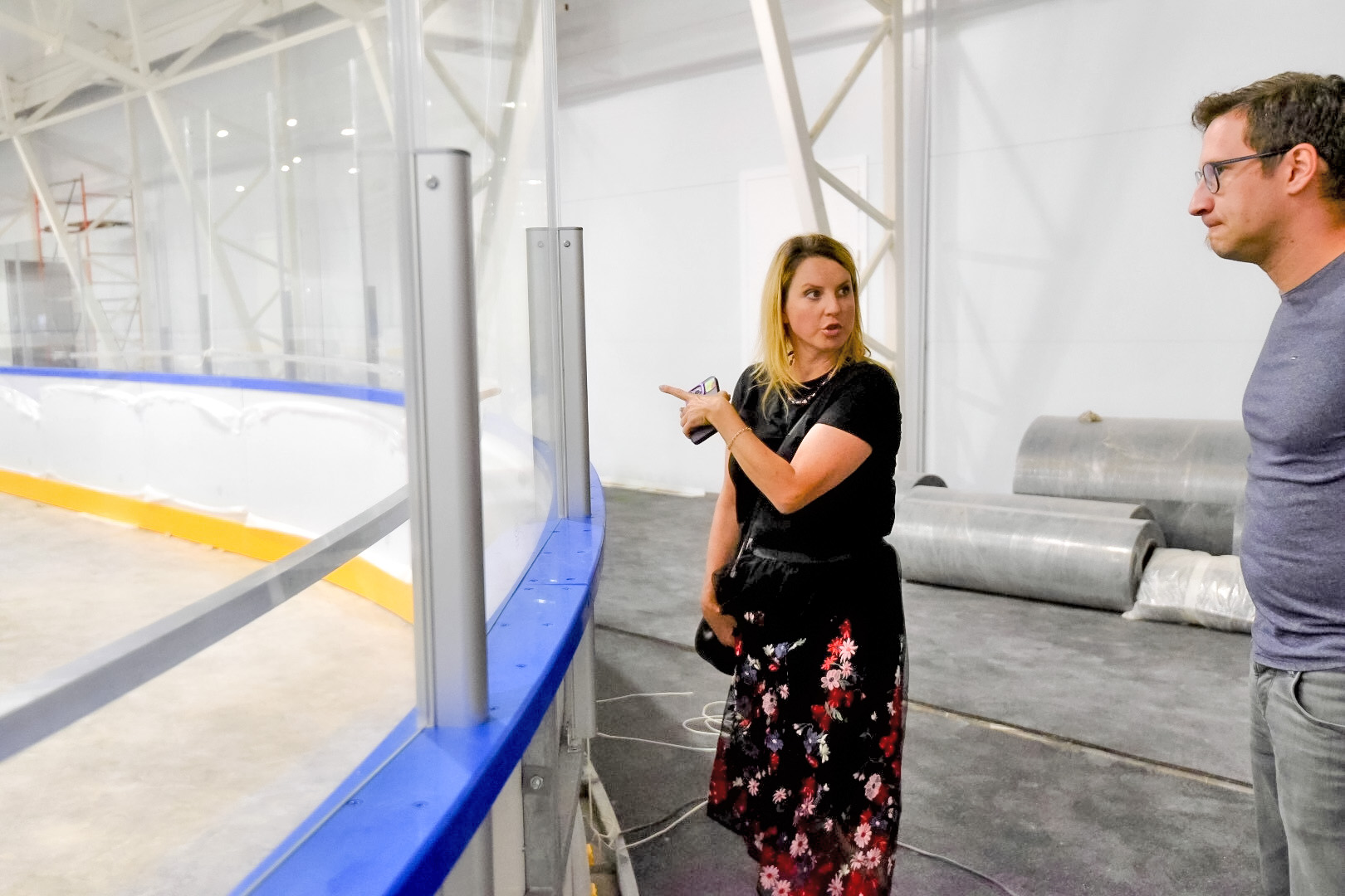 Чемпионка мира и Европы по фигурному катанию Ирина Слуцкая осматривает новый каток на западе Москвы