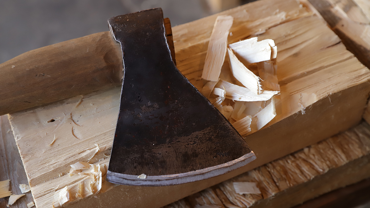 Пенсионер забил насмерть своего друга топором в Приморье из-за ревности к супруге