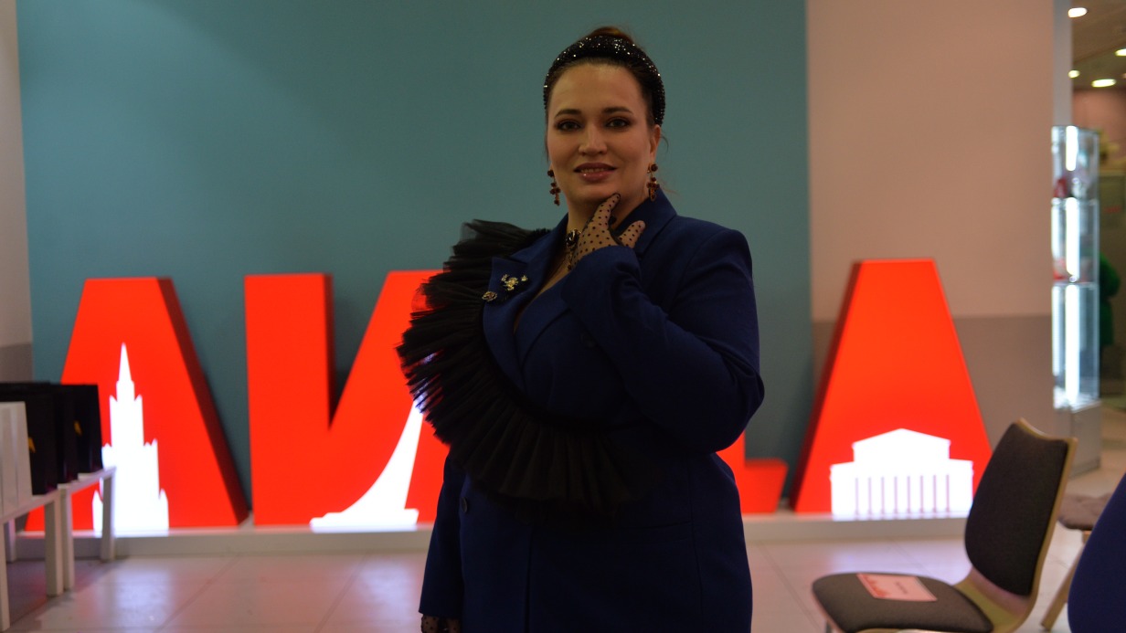 Победительница конкурса «ЛИЦА района-2023» Вера Букарева. Она представила экскурсионный проект #5кмотдома