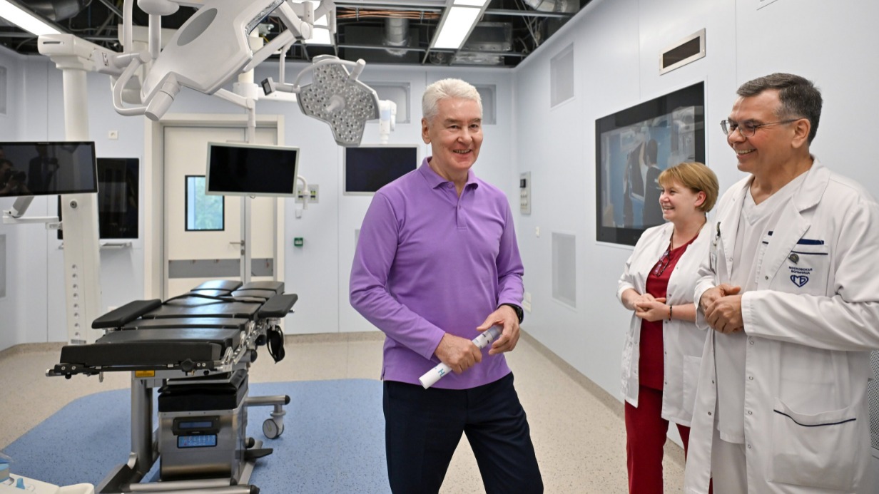 Мэр Москвы Сергей Собянин (слева) и главный врач Городской клинической больницы № 1 имени Н. И. Пирогова Ильдар Хайруллин (справа) осмотрели новые операционные и палаты во флагманском центре экстренной помощи. Врачи здесь начнут принимать пациентов до конца этого года