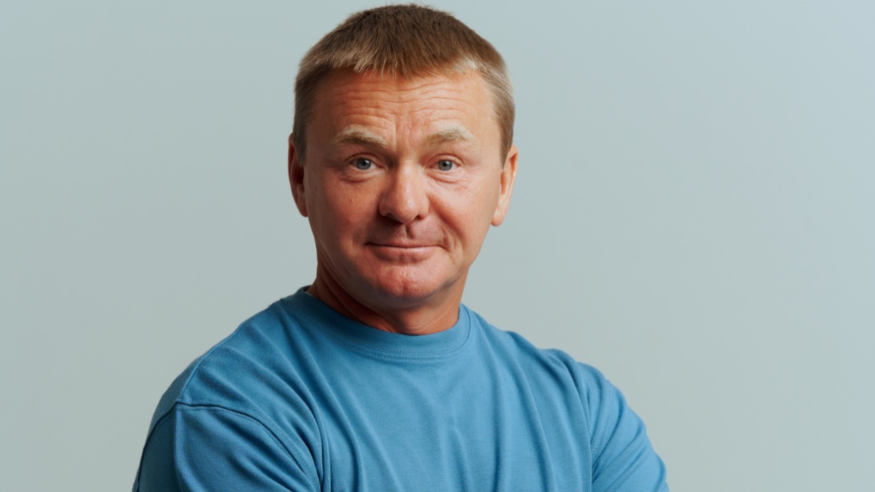 Владимир Сычев признается, что и сам попадал в сложную жизненную ситуацию и этот опыт помогает ему теперь в актерской профессии