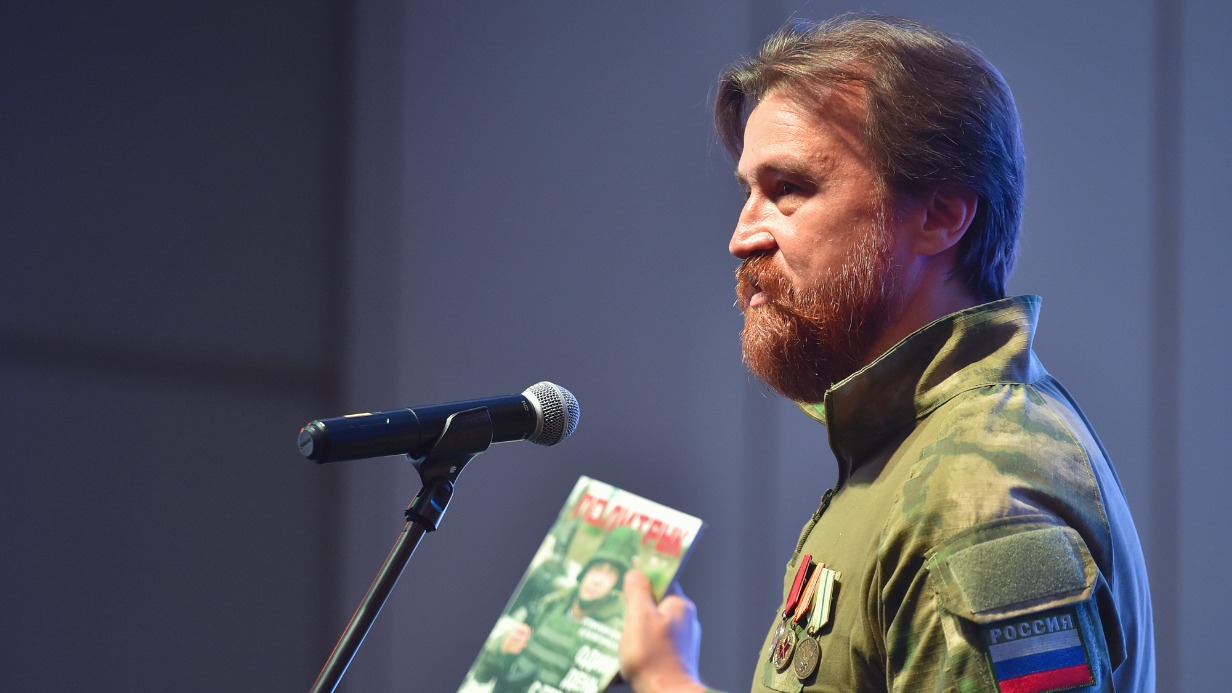 Поэт-фронтовик, участник СВО, кавалер ордена Мужества Алексей Шорохов беседует с семьями из новых регионов на концерте в парке «Патриот»