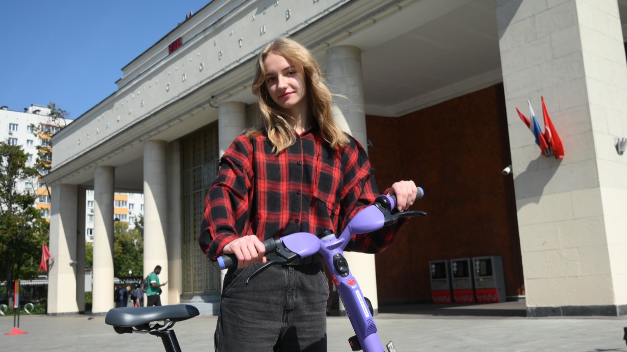 Студентка Евгения Иванова возле станции метро «Спортивная»