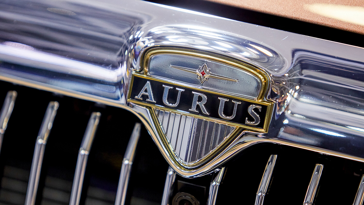 Mash: Правительственный автомобиль Aurus попал в ДТП у Красной площади в Москве