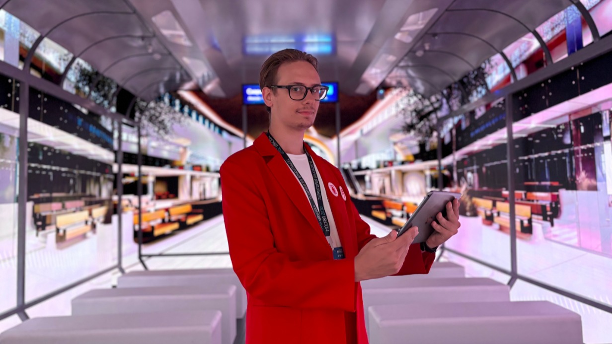 Москвич Алексей Саперов на интерактивной фестивальной площадке «Территория будущего» в Манеже, посвященной ВСМ-1