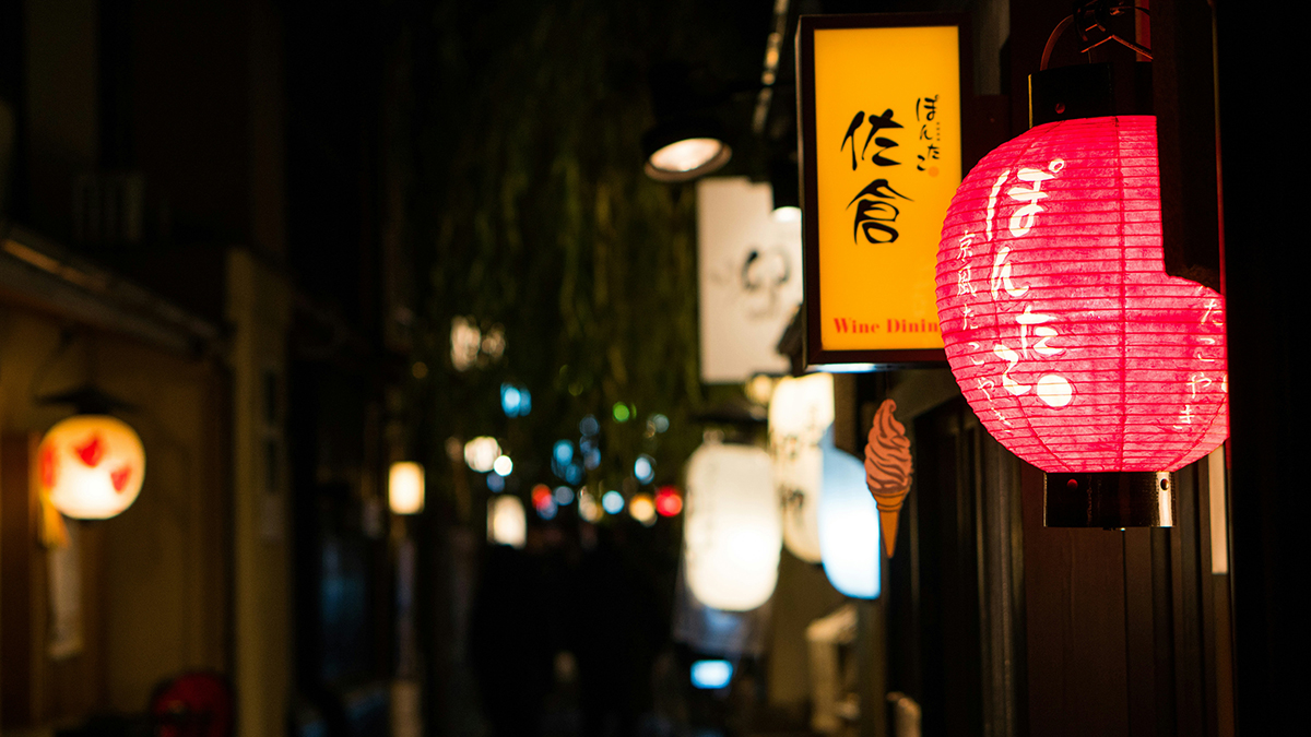 Мужчины стали наряжаться в силиконовые костюмы женщин и ездить в метро в Японии