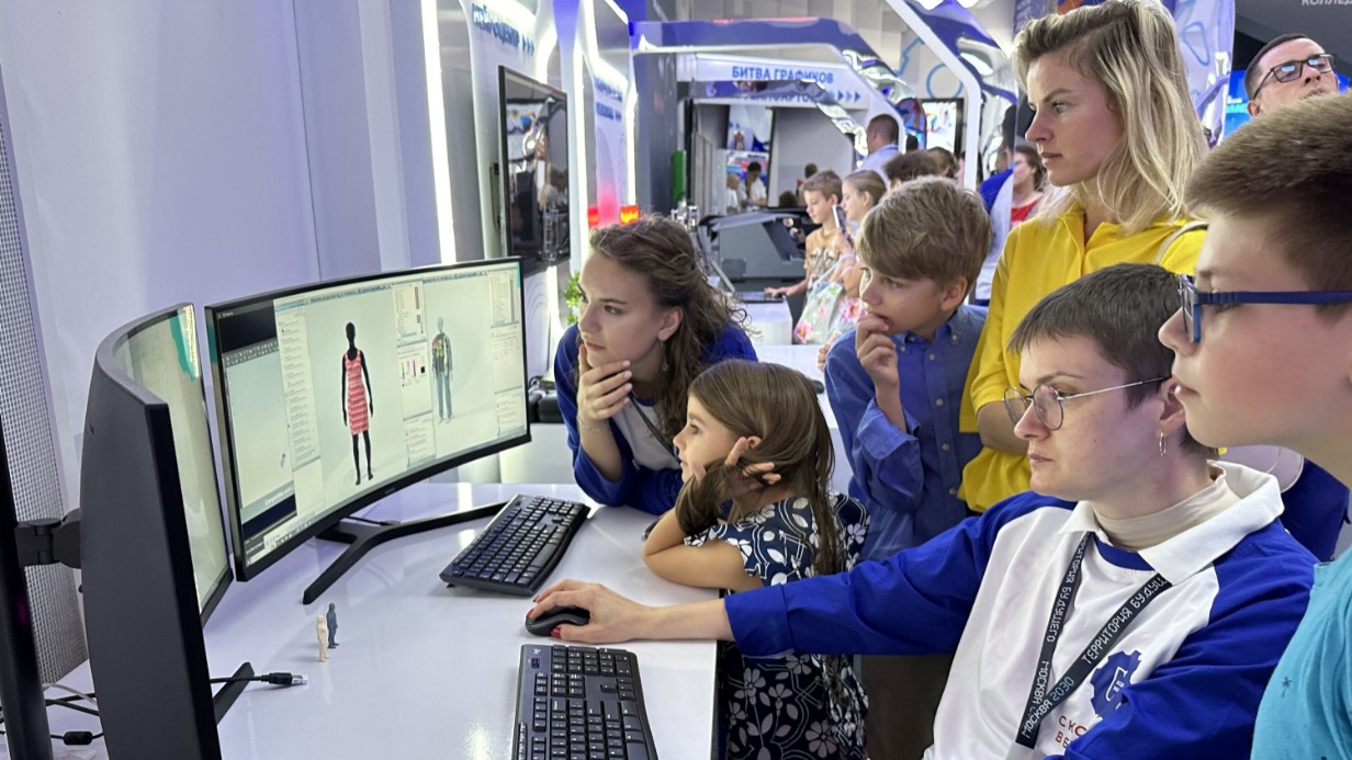 Ребята знакомятся с профессией дизайнера на августовском педагогическом совете