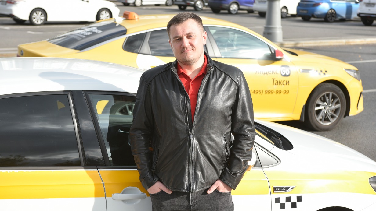 Водитель такси Виталий Плевако после рабочей смены