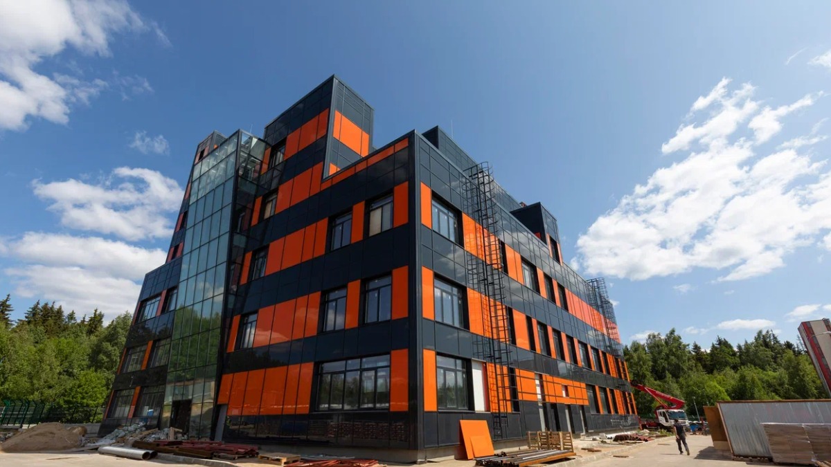 На площадке «Алабушево» столичной ОЭЗ строят более 10 крупных промышленных объектов