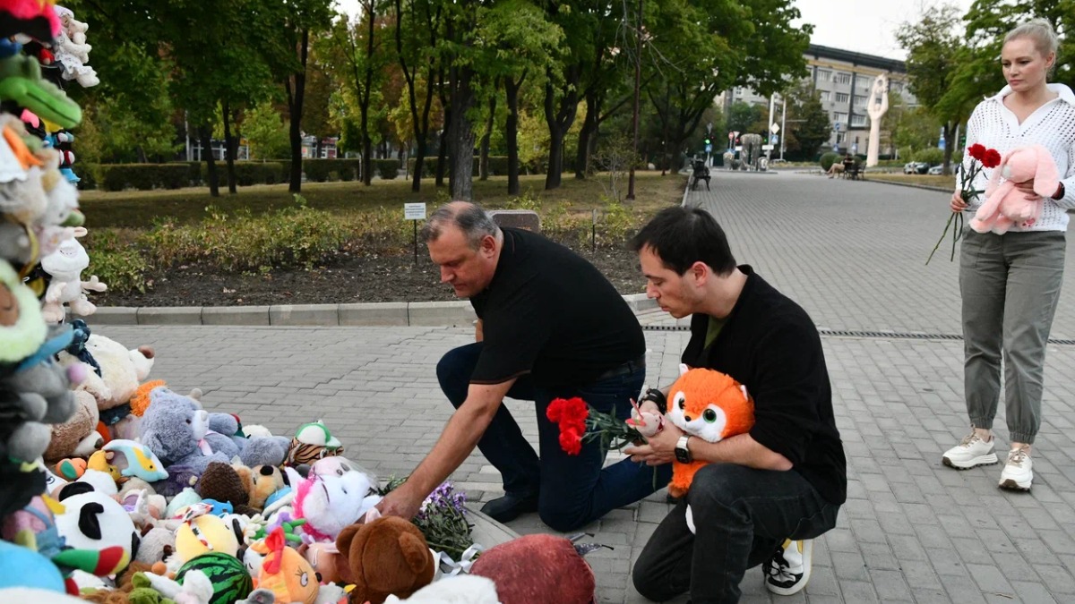 Родион Газманов возложил цветы к мемориалу погибшим детям в Донецке