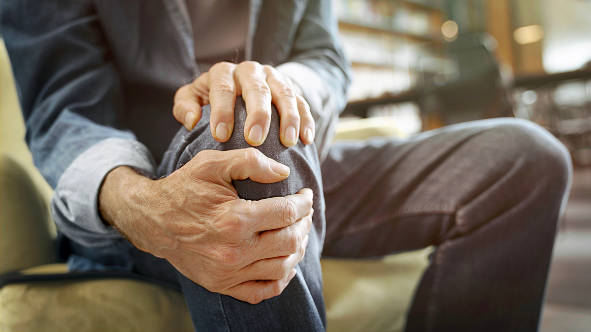 Щелкает, хрустит и болит: как сохранить здоровье коленей и когда обращаться к врачу