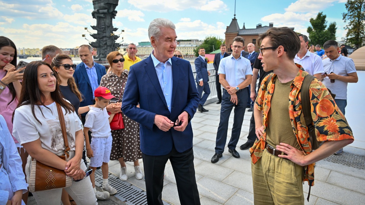 Мэр Москвы Сергей Собянин (в центре) на открытии моста между стрелкой острова Балчуг и Крымской набережной. Новые мосты укрепляют связи между районами