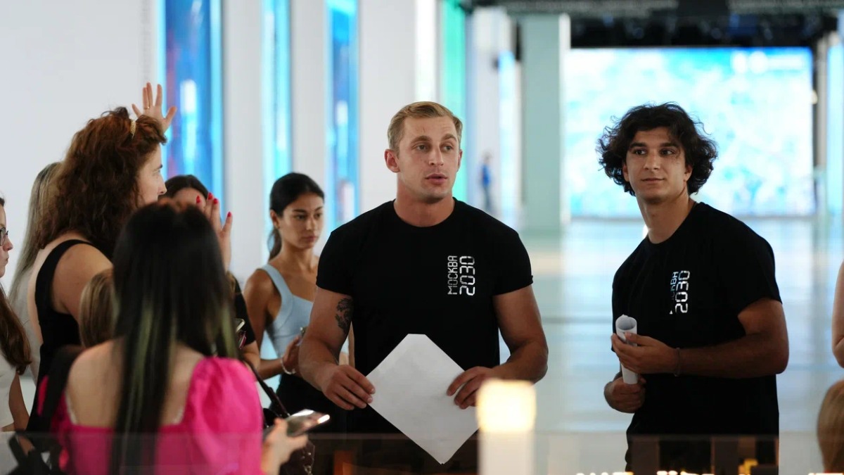 Блогер Саша Стоун провел экскурсию по мультимедийной экспозиции Градостроительного комплекса столицы в «Зарядье»