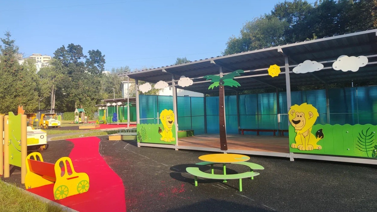 Алексей Лисовенко проинспектировал с жителями Лосиноостровского района ход благоустройства территорий детских садов