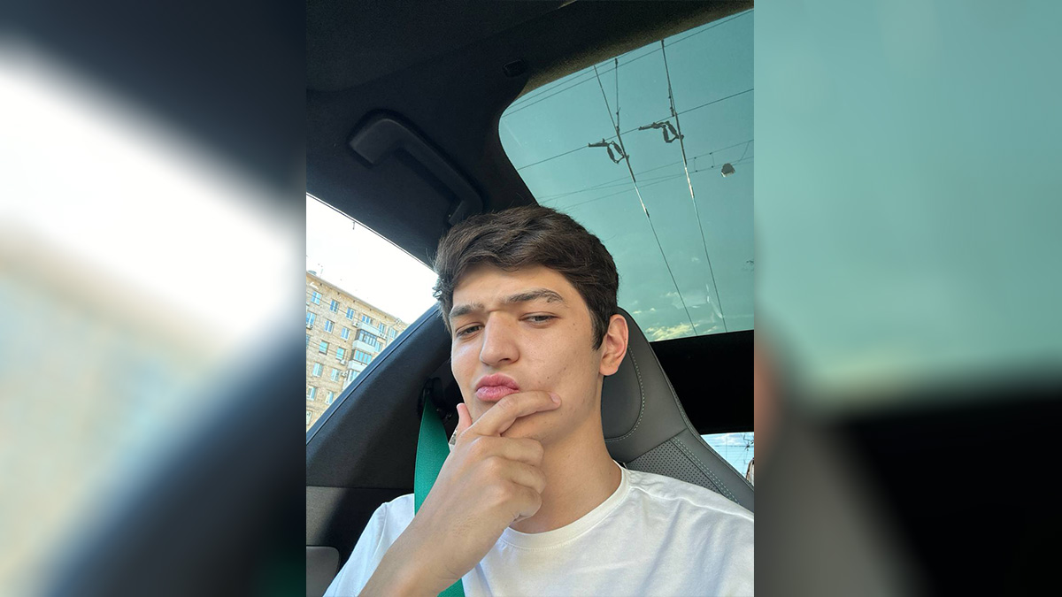 Певец Akmal’ на концерте в Казахстане отказался от подарка в сине-желтом пакете