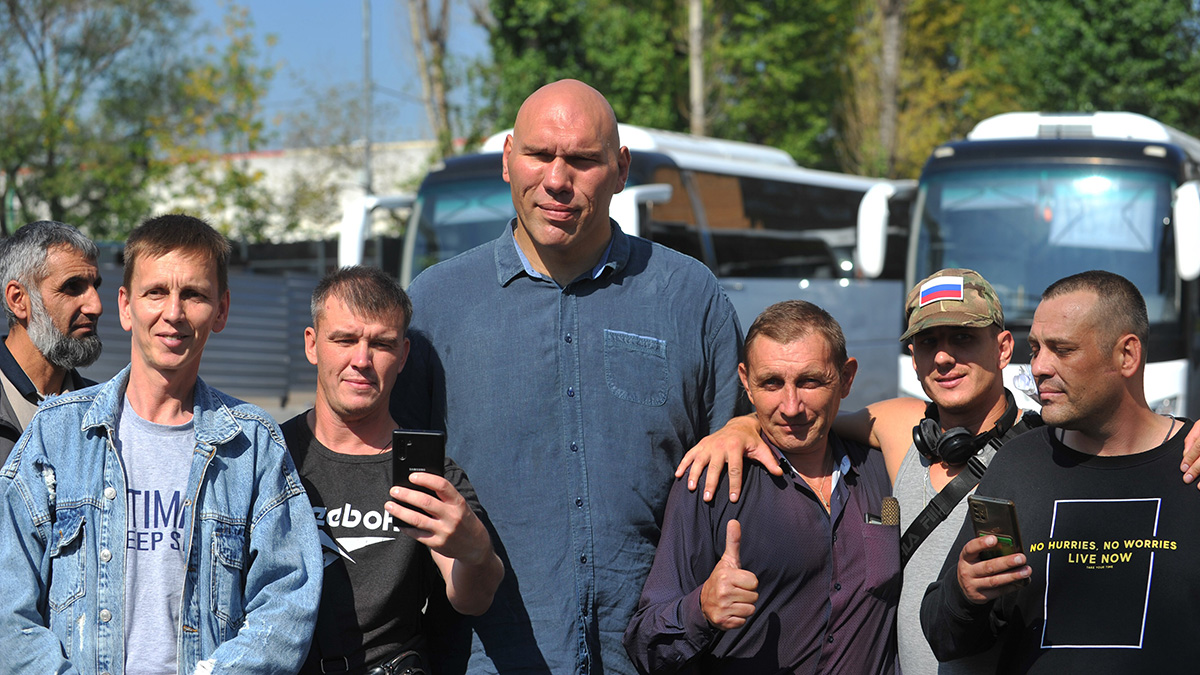 Депутат Госдумы Николай Валуев посетил столичный пункт отбора на военную службу по контракту