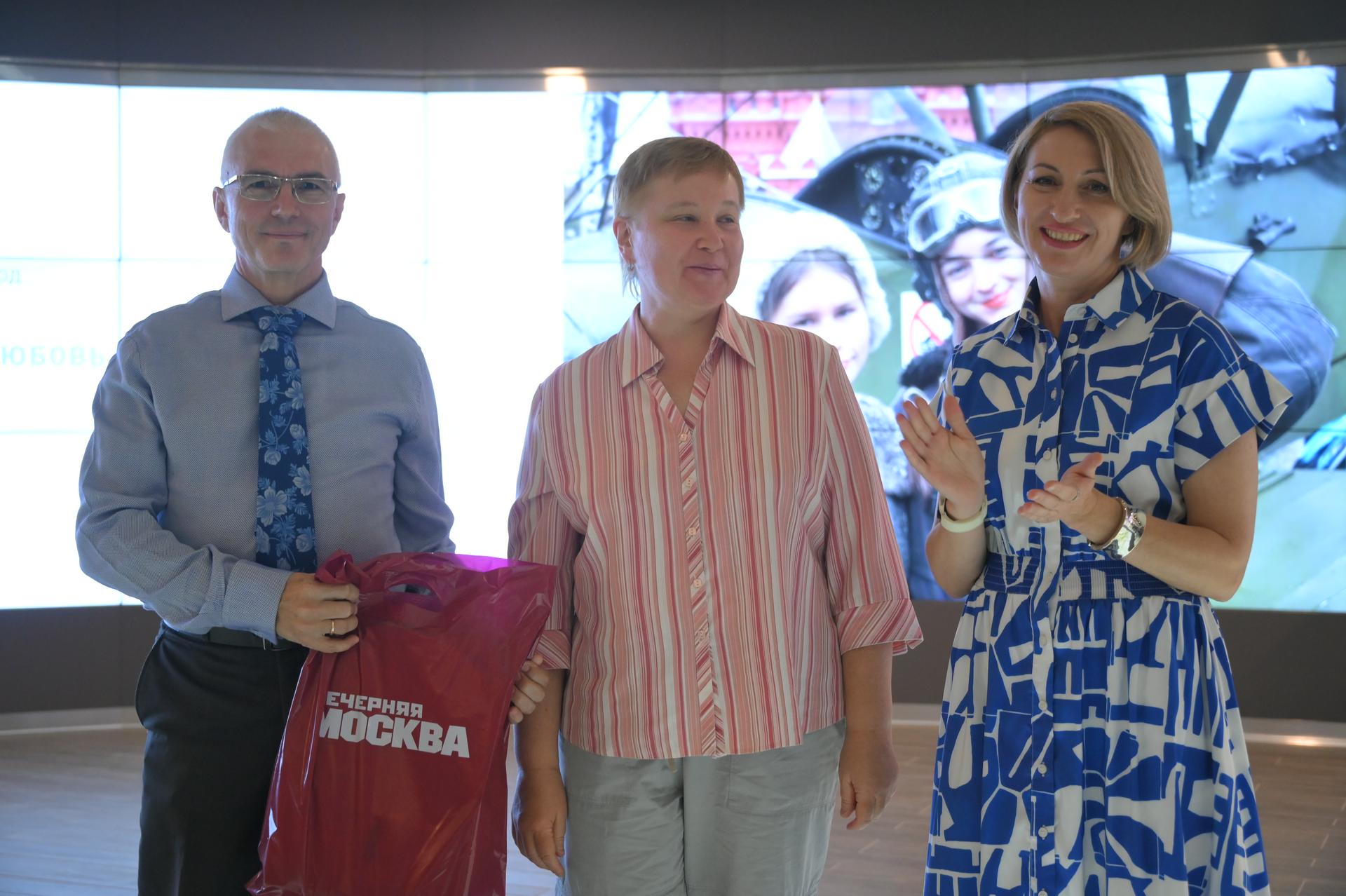 Заместитель генерального директора АО "Редакция газеты "Вечерняя Москва" Владимир Манжула, участница конкурса Любовь Александрова, директор медиа-центра «ВМ» Елена Плешивцева 
