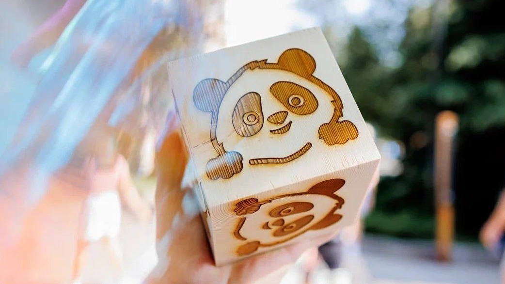 Студенты подарили панде Катюше кубики на 1 сентября