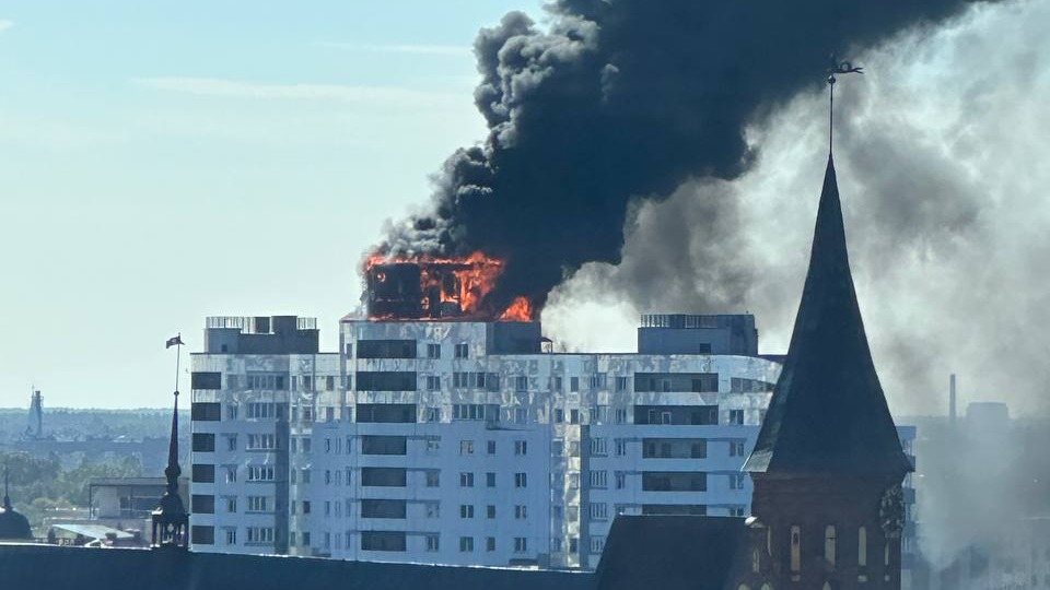 Кровля многоэтажного дома горит в центре Калининграда