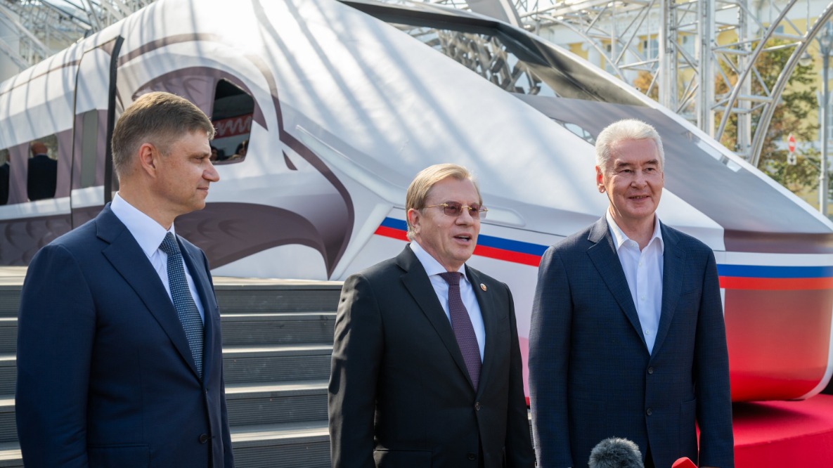 Слева направо: гендиректор РЖД Олег Белозеров, зампредседателя правительства РФ Виталий Савельев и мэр Москвы Сергей Собянин показали макет «Белого кречета»