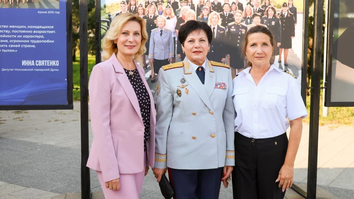Депутат МГД Святенко: Фотовыставка женщин в погонах раскрывает связь трех поколений