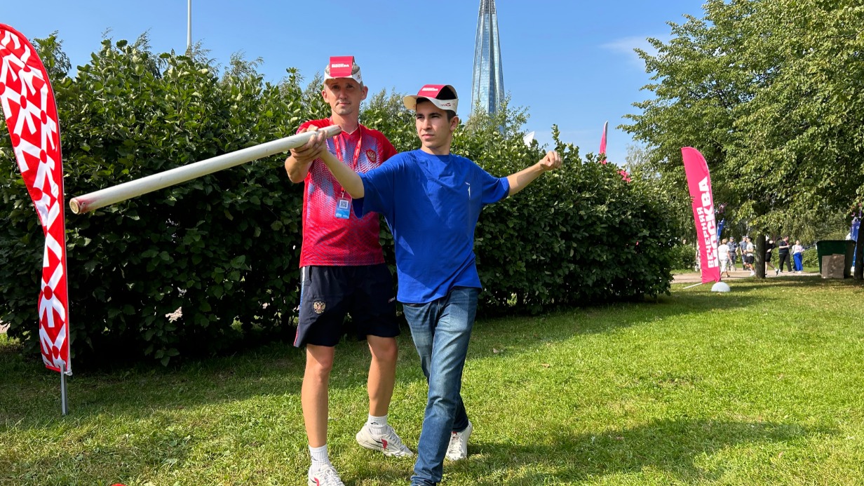 Вице-президент Федерации городошного спорта Санкт-Петербурга Сергей Облогин и посетитель фестиваля «МедиаБУМ» в Санкт-Петербурге Евгений Лебедев