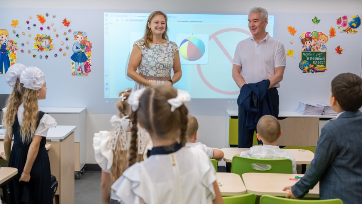 Мэр Москвы Сергей Собянин (справа) на открытии школы №1514 в Обручевском районе столицы, реконструированной по стандарту «Моя школа» 