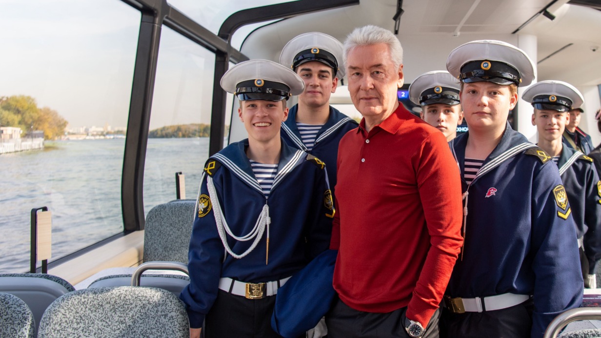 Мэр Москвы Сергей Собянин во время открытия второго регулярного круглогодичного маршрута электросудов — от причала «ЗИЛ» до Печатников