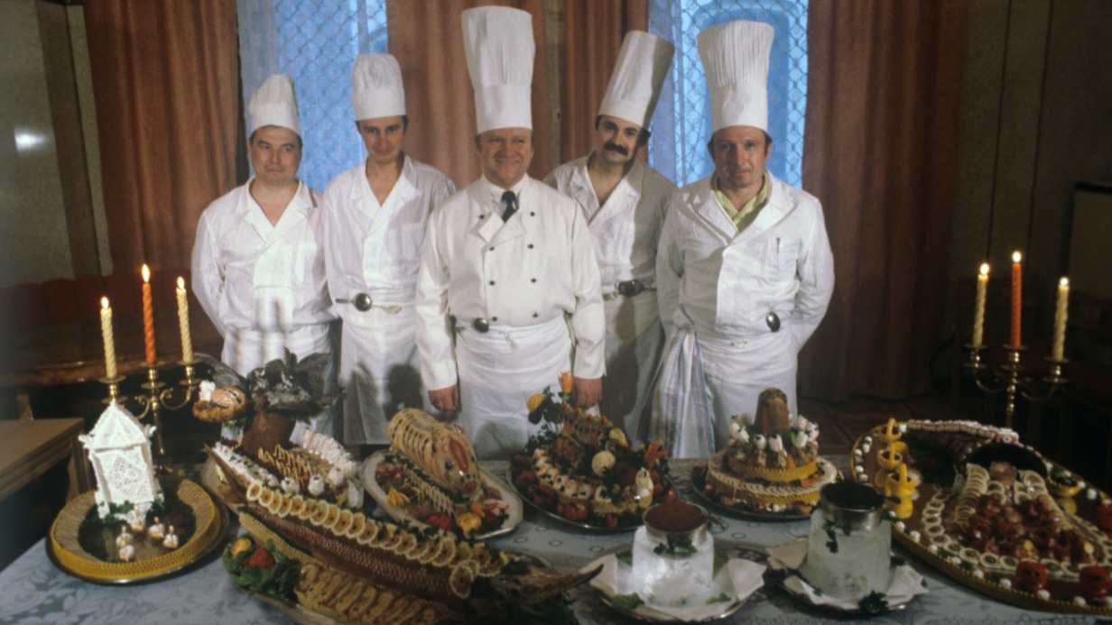 Повара ресторана «Метрополь» во главе с шефом Александром Богомоловым, фото 1983 года