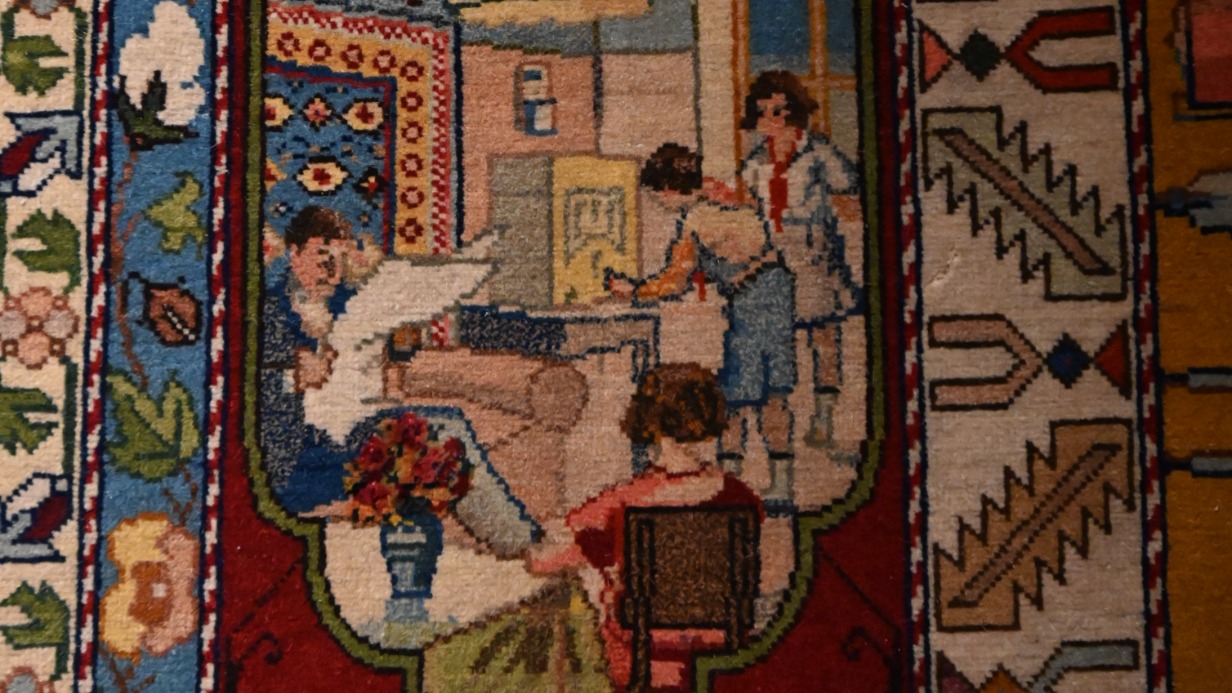 Зарисовка из будней советской семьи стала частью ковра, посвященного достижениям нефтяной промышленности. Его сделали в Азербайджанской ССР в 1938 году