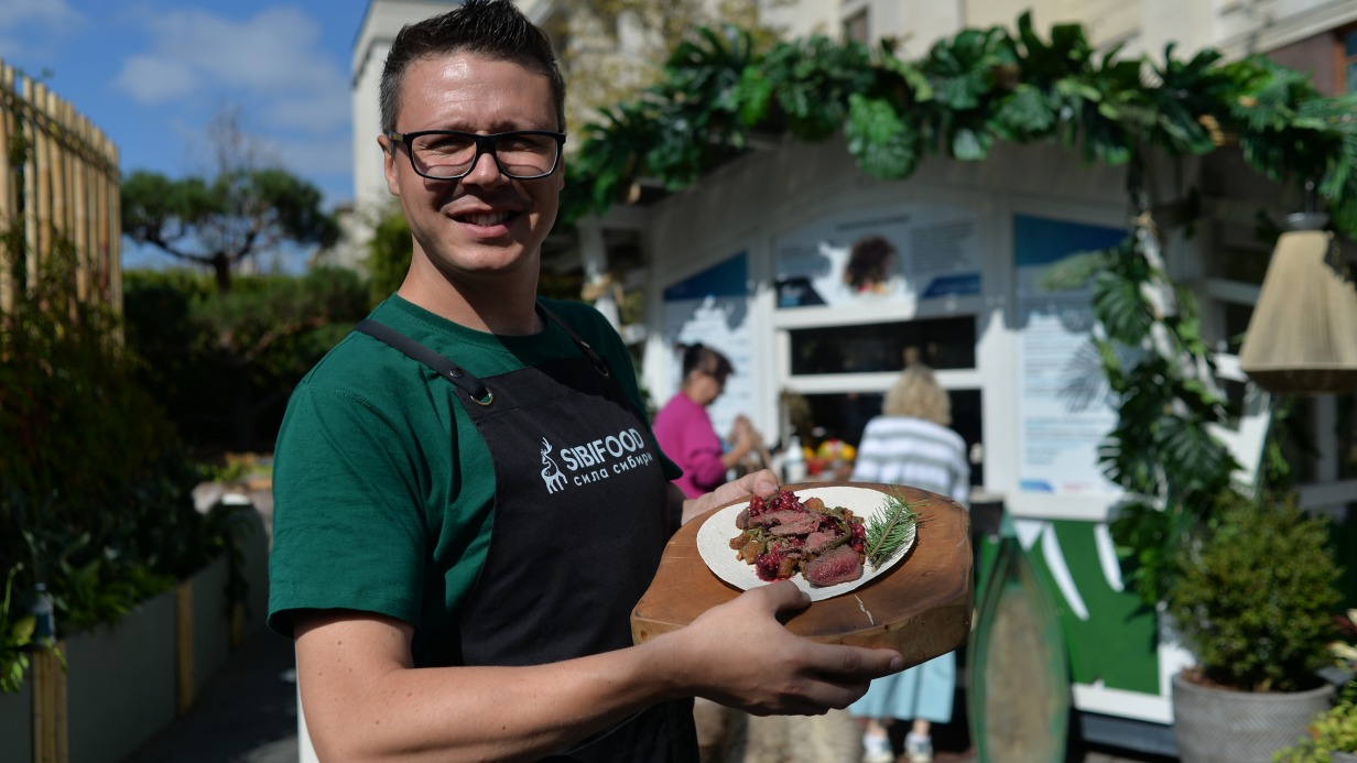Гендиректор магазина экопродуктов, участник гастрономического конкурса на Манежной площади, который проходит в рамках форума-фестиваля «Территория будущего. Москва 2030», Василий Ушаков предлагает конкурсное блюдо из оленины. Поваров-победителей назовут 8 сентября