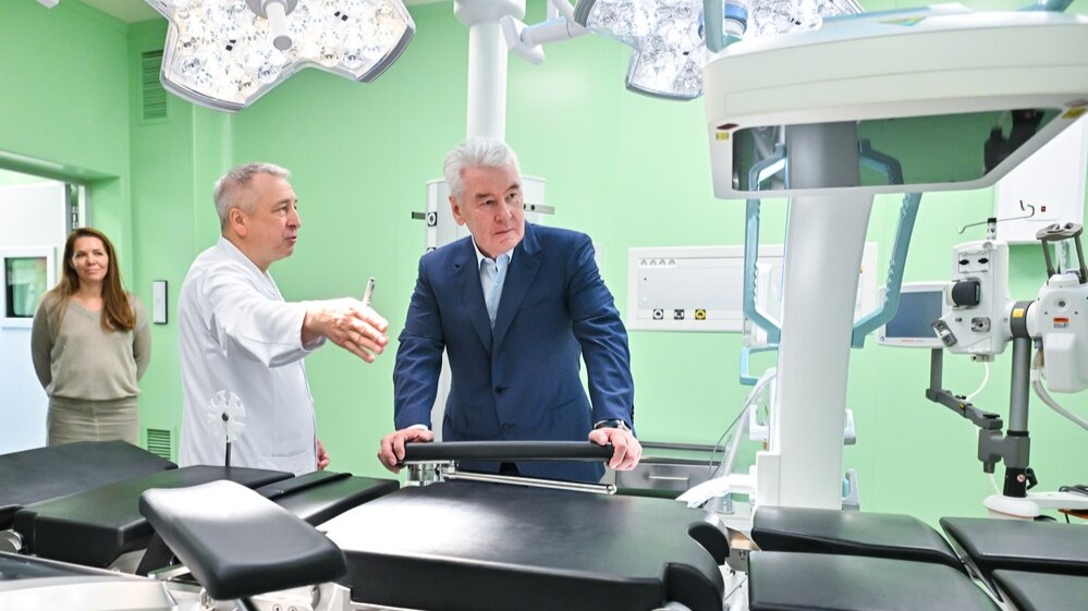 Главный врач Городской клинической больницы имени Вересаева Игорь Парфенов показал мэру Москвы Сергею Собянину и заместителю мэра Москвы по вопросам социального развития Анастасии Раковой оборудование операционных в обновленном корпусе № 2