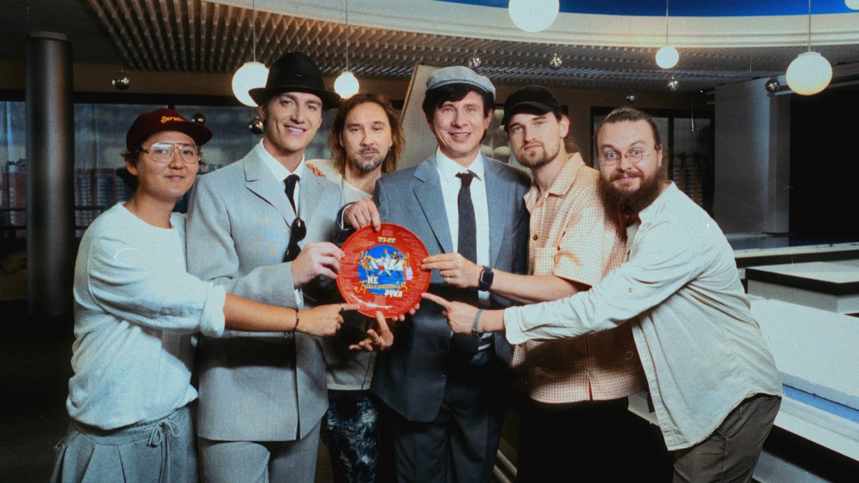 Съемочная группа дает старт съемкам нового проекта, в котором главные роли сыграют Тимур Батрутдинов (третий справа) и Алексей Воробьев (второй слева)