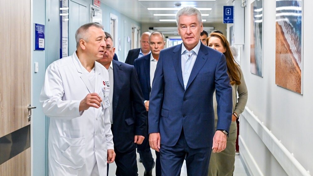 Мэр Москвы Сергей Собянин (справа) и главврач Больницы имени Вересаева Игорь Парфенов