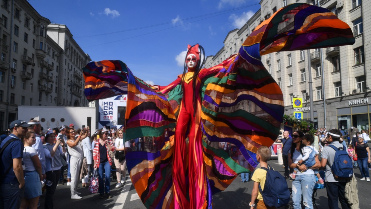 Уличные артисты в ярких костюмах на Тверской улице во время празднования Дня города