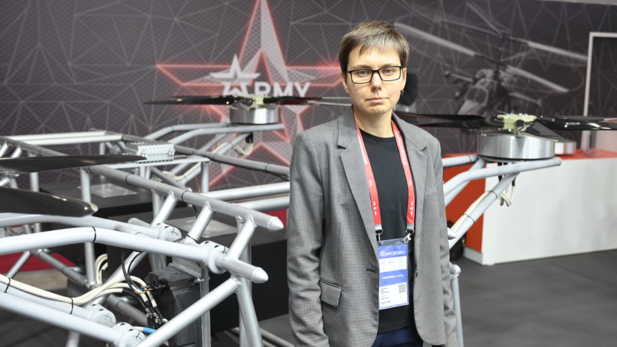 Ведущий специалист испытательной лаборатории компании «Совэлмаш» Яна Теплова у прототипа квадрокоптера тяжелого класса с обращенными асинхронными электродвигателями