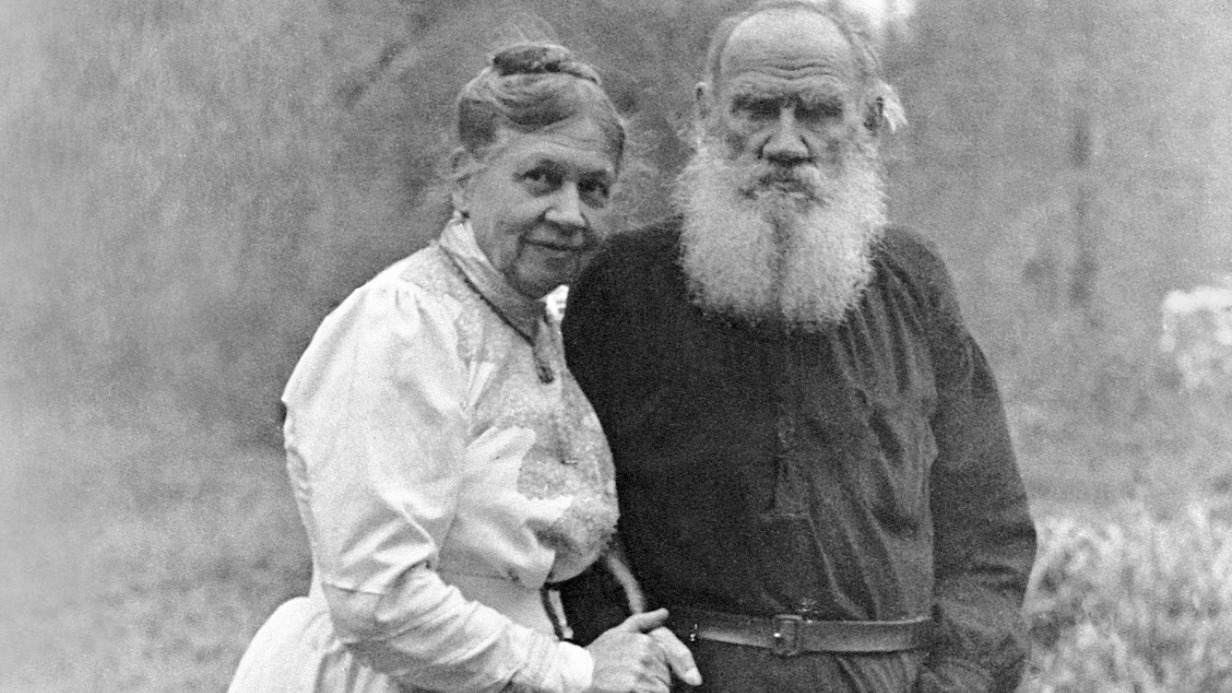 Лев Николаевич и Софья Андреевна Толстые в 48-ю годовщину свадьбы в своем имении Ясная Поляна
