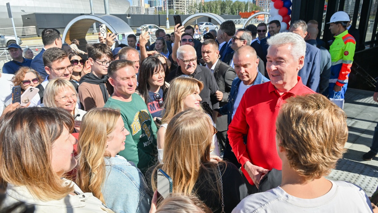 Мэр Москвы Сергей Собянин поздравил жителей Коммунарки и других близлежащих районов с открытием станции «Потапово» Сокольнической линии метро. Ее построили по просьбе горожан и запустили в преддверии празднования 877-летия столицы