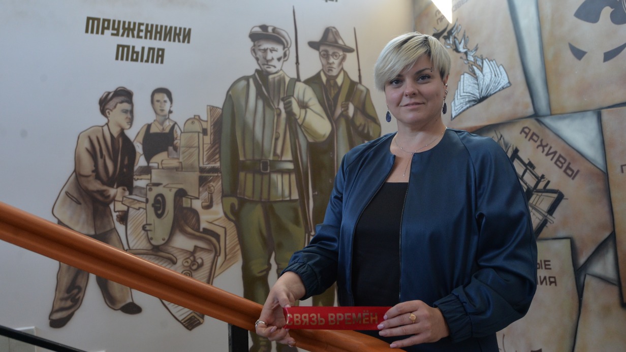 Директор школы № 518 Ольга Гончарова на открытии музея, посвященного 9-й дивизии Московского народного ополчения. Стены музея стали своеобразной частью экспозиции — их украсили изображения в стилистике 40-х годов прошлого века, цитаты из песен военных лет