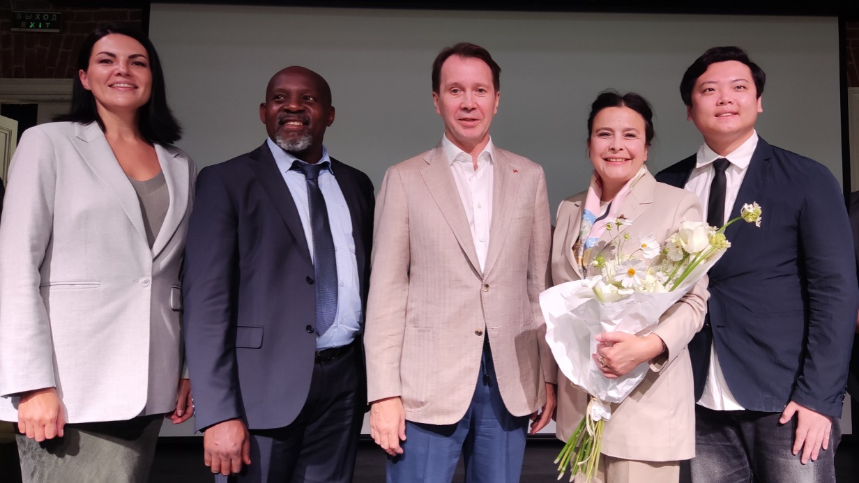 Слева направо: директор Театра наций Наталья Мазур, режиссер Джеймс Нобо, худрук Театра наций Евгений Миронов, партнер театра Виктория Васильева и режиссер Дин Итэн на презентации нового театрального сезона