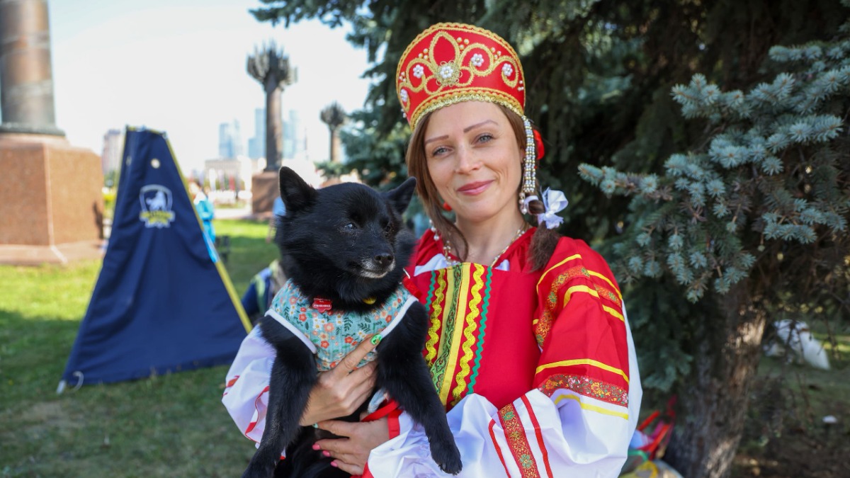 Показательные выступления представили московские кинологи в парке у Музея Победы